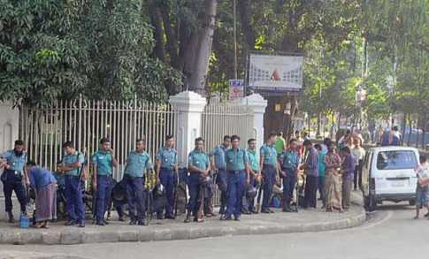 নিরাপত্তা বেষ্টনিতে হাইকোর্ট প্রাঙ্গণ